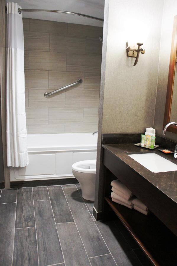 Hotel Wyndham Garden Baronne Plaza Nueva Orleans Exterior foto