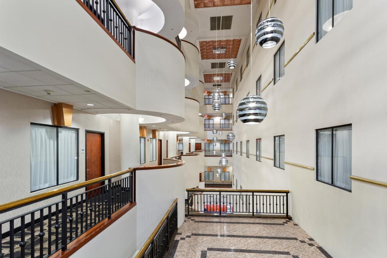 Hotel Wyndham Garden Baronne Plaza Nueva Orleans Exterior foto